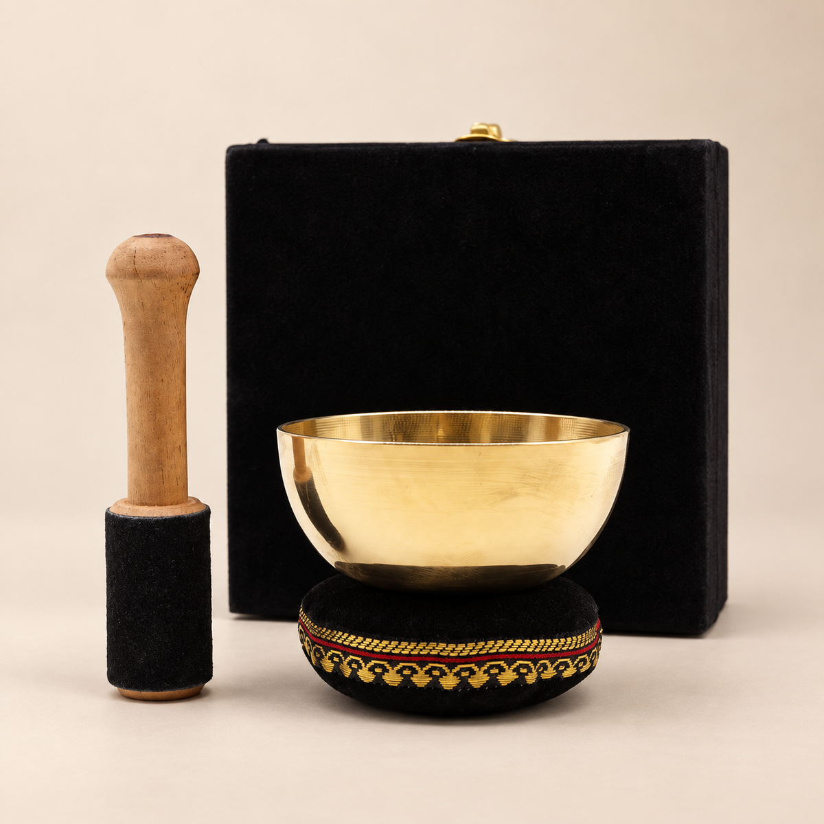 Bol chantant Svara présenté devant son coffret noir avec son coussin et son maillet.