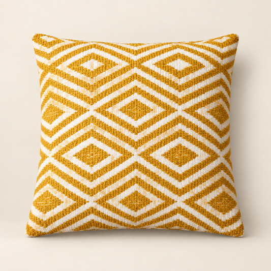 Housse de coussin Naëla 45 × 45 cm en coton, motif géométrique à losanges moutarde et écru, présentée seule sur fond neutre.
