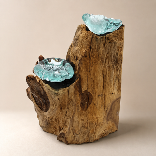 Bougeoir Néria Duo en bois Gamal avec deux coupelles en verre bleu-vert, vue trois quarts