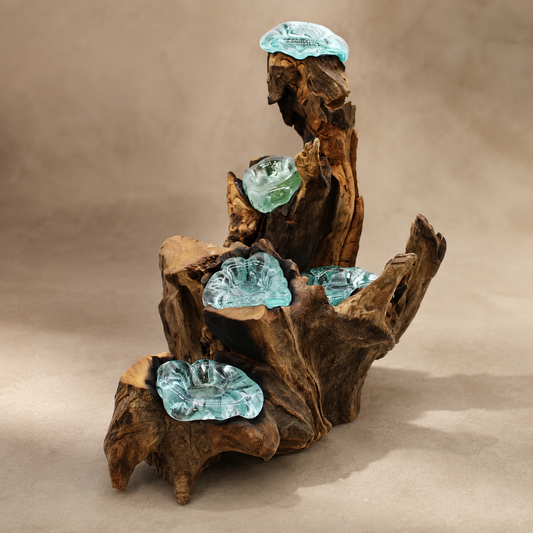 Bougeoir Néria Quintet présenté entier avec cinq coupelles en verre bleu-vert façonnées sur bois Gamal.