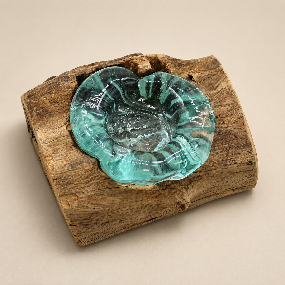 Bougeoir décoratif Néria Solo en verre bleu-vert façonné à chaud sur bois Gamal naturel