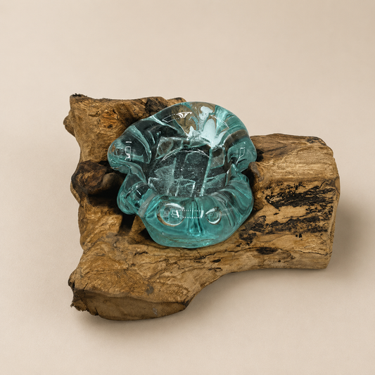 Bougeoir Néria Solo en verre fondu bleu-vert sur bois Gamal naturel vu de trois quarts