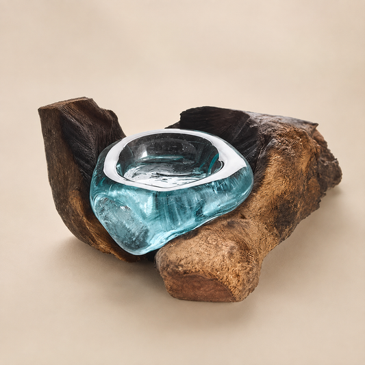 Bougeoir Soléa en verre recyclé soufflé à la main sur une base naturelle en bois Gamal