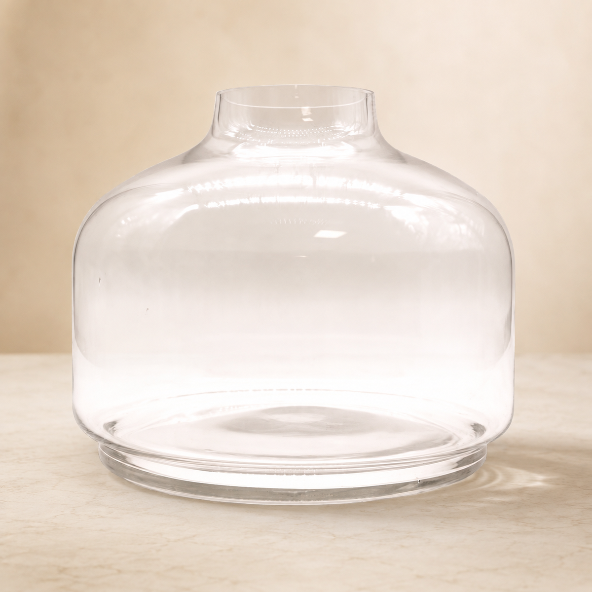 Vue de la Carafe Liora Amplitude en verre transparent sur base en bois foncé, sans bouchon