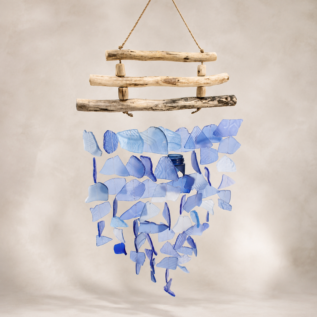 Carillon Azura en verre recyclé bleu et bois flotté sur fond clair.