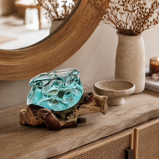 Coupelle Aroa en verre soufflé et bois Gamal mise en scène sur une console dans un intérieur chaleureux