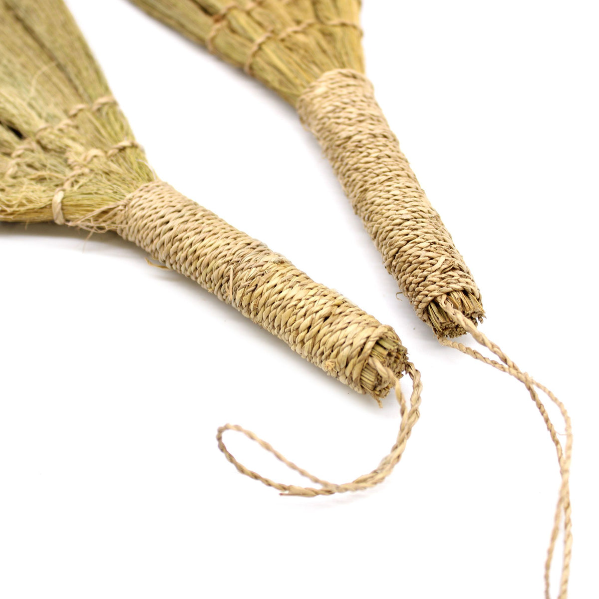 Détail des poignées tressées et des liens de suspension des éventails Nayra en fibres naturelles.