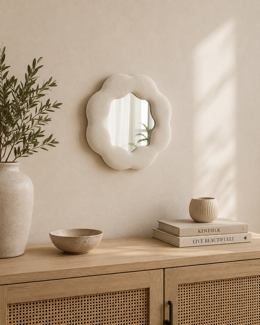 Miroir Alma Ivoire en velours installé au mur dans un intérieur naturel et chaleureux