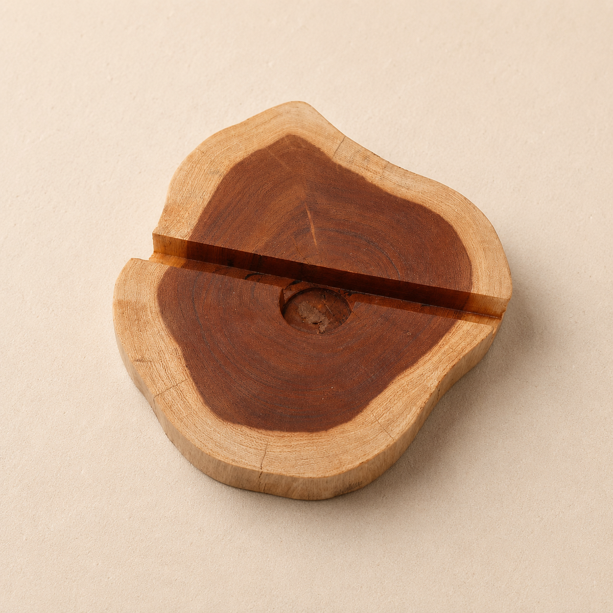 Vue de dessus du support téléphone Nalo mettant en valeur le veinage naturel du bois et sa forme irrégulière.