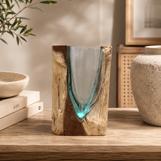 Vase Orwell en verre et bois Gamal présenté dans un intérieur chaleureux