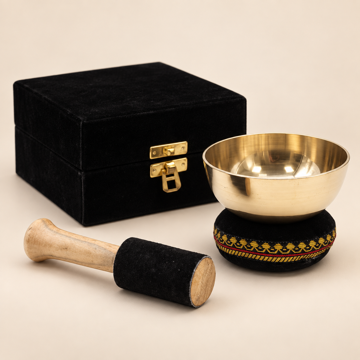 Bol chantant Svara en laiton présenté avec son coussin, son maillet et son coffret noir rembourré.