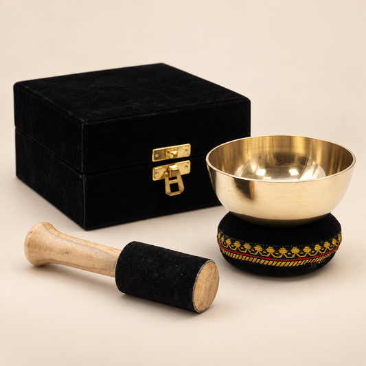 Bol chantant Svara en laiton présenté avec son coussin, son maillet et son coffret noir rembourré.