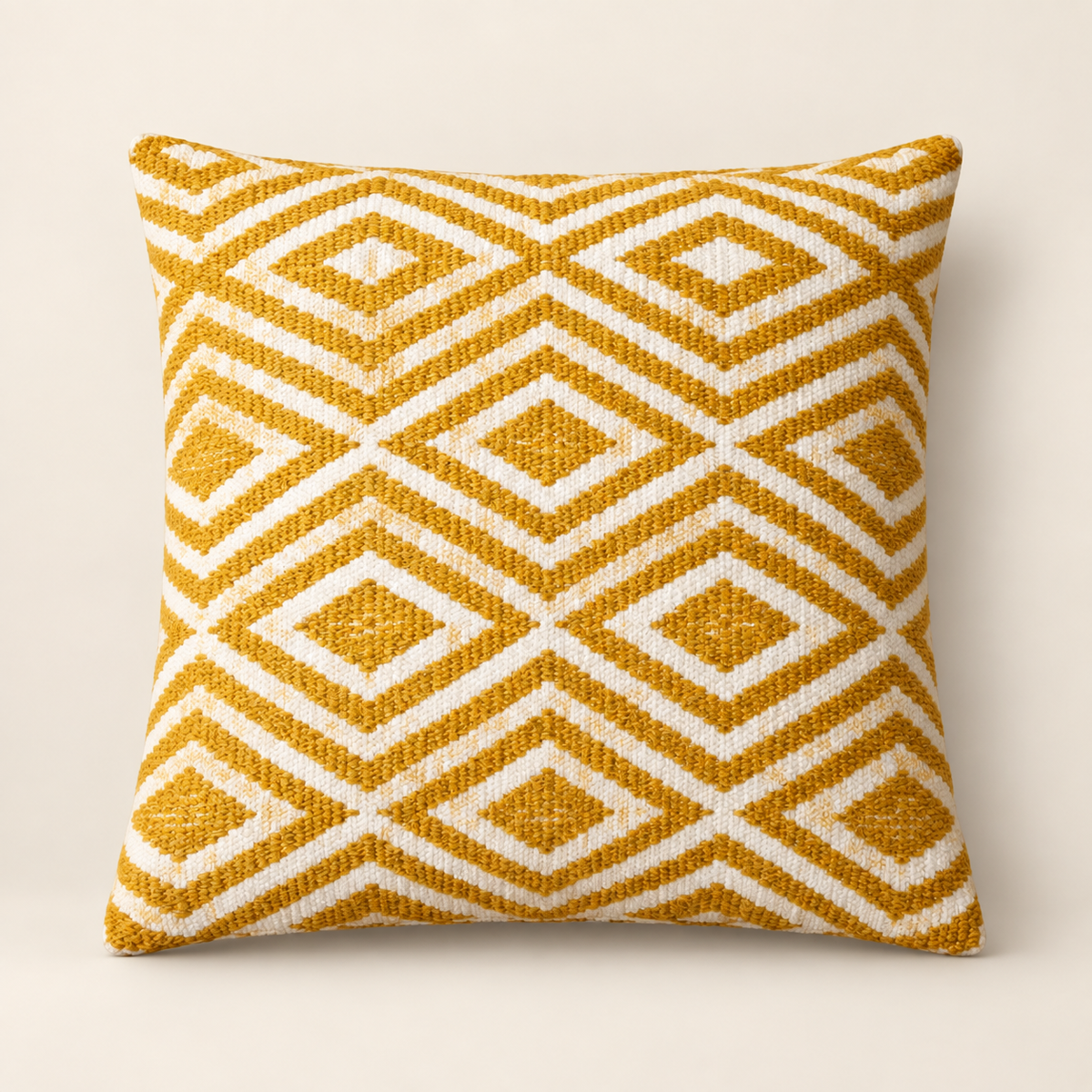 Housse de coussin Naëla 45 × 45 cm en coton, motif géométrique à losanges moutarde et écru, présentée seule sur fond neutre.