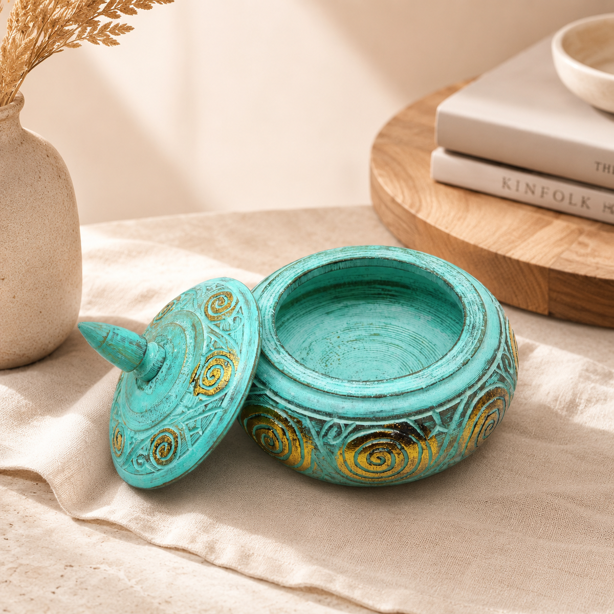 Boîte décorative Azura ouverte, dévoilant son intérieur et ses détails sculptés en finition turquoise patinée.