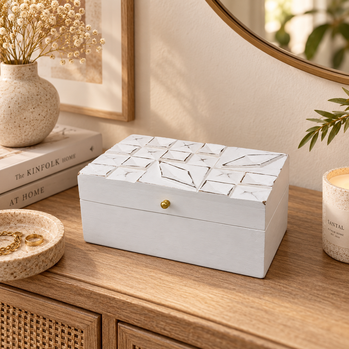 Boîte décorative Veyra Diamants blancs mise en scène sur un meuble en bois dans un intérieur clair et chaleureux.