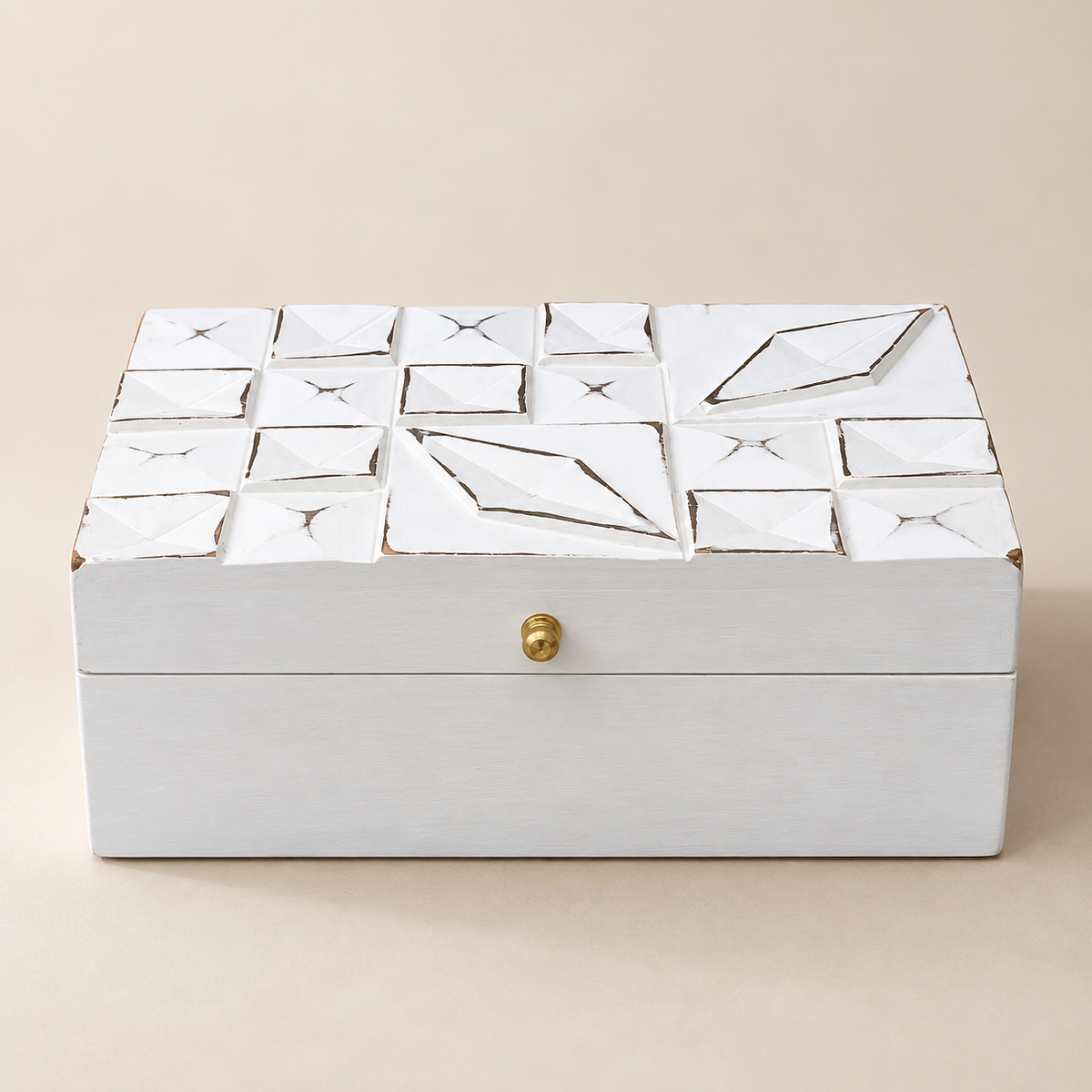 Boîte décorative Veyra Diamants blancs en bois de manguier, vue de face avec couvercle géométrique sculpté.