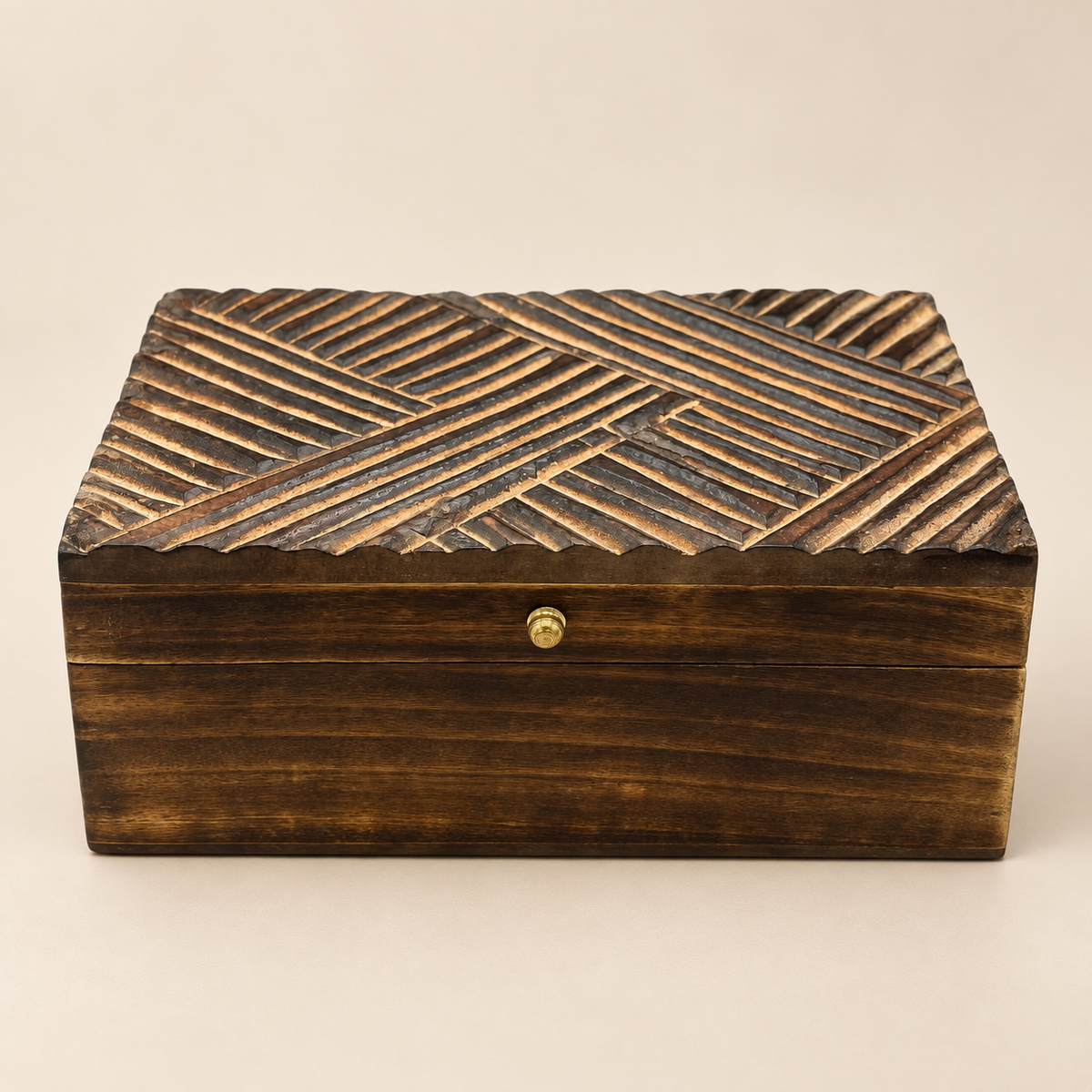 Boîte décorative Veyra en bois de manguier brun avec couvercle sculpté de lignes géométriques.