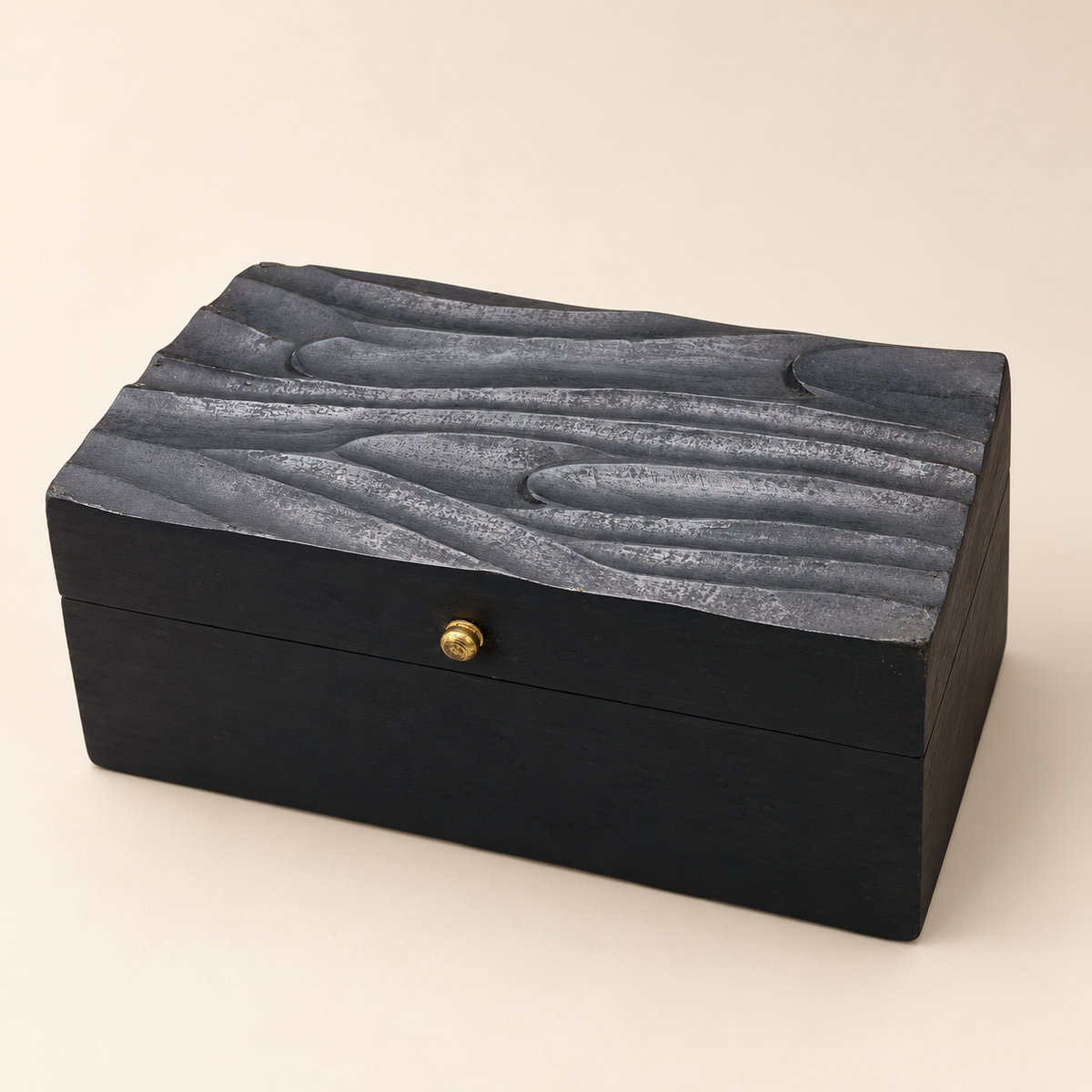 Boîte décorative Veyra noire vue de trois quarts avec motif de volutes sculptées et petit bouton doré
