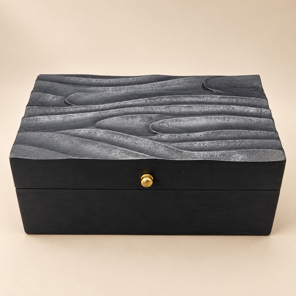 Boîte décorative Veyra noire en bois de manguier avec couvercle sculpté de larges volutes en relief