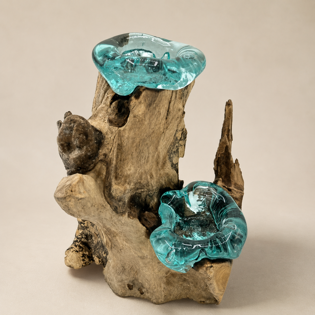 Bougeoir Néria Duo en verre bleu-vert façonné sur bois Gamal aux formes naturelles