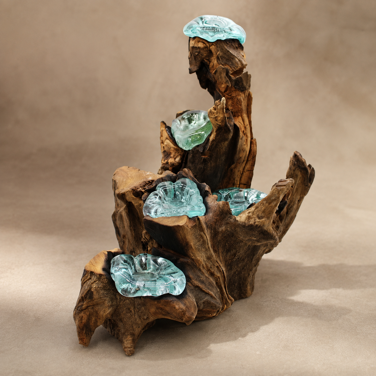 Bougeoir Néria Quintet présenté entier avec cinq coupelles en verre bleu-vert façonnées sur bois Gamal.