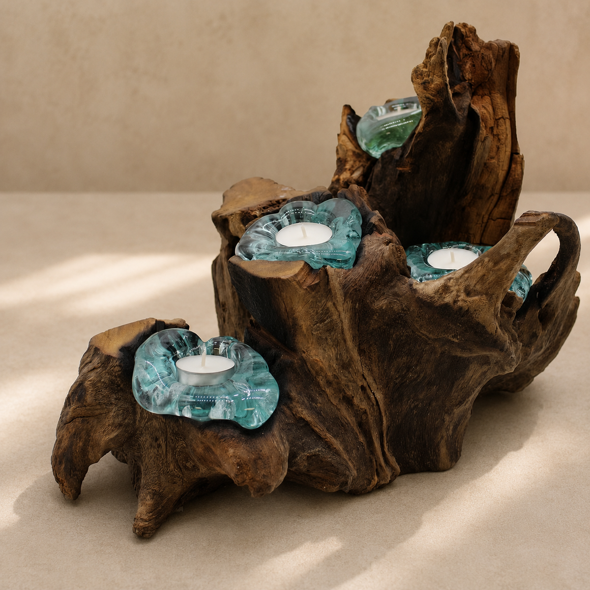 Vue de trois quarts du bougeoir Néria Quintet en bois Gamal avec ses cinq coupelles en verre fondu.