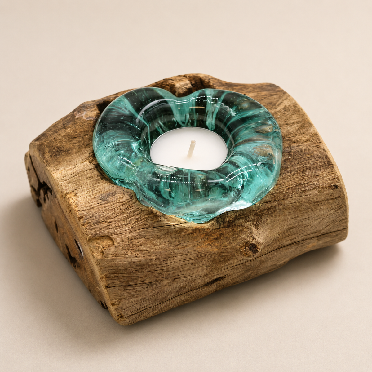 Bougeoir Néria Solo en verre bleu-vert façonné sur bois Gamal avec bougie chauffe-plat