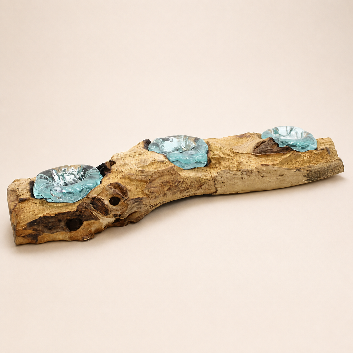 Vue latérale du bougeoir Néria Trio mettant en valeur sa forme organique en bois Gamal et ses trois coupelles en verre.