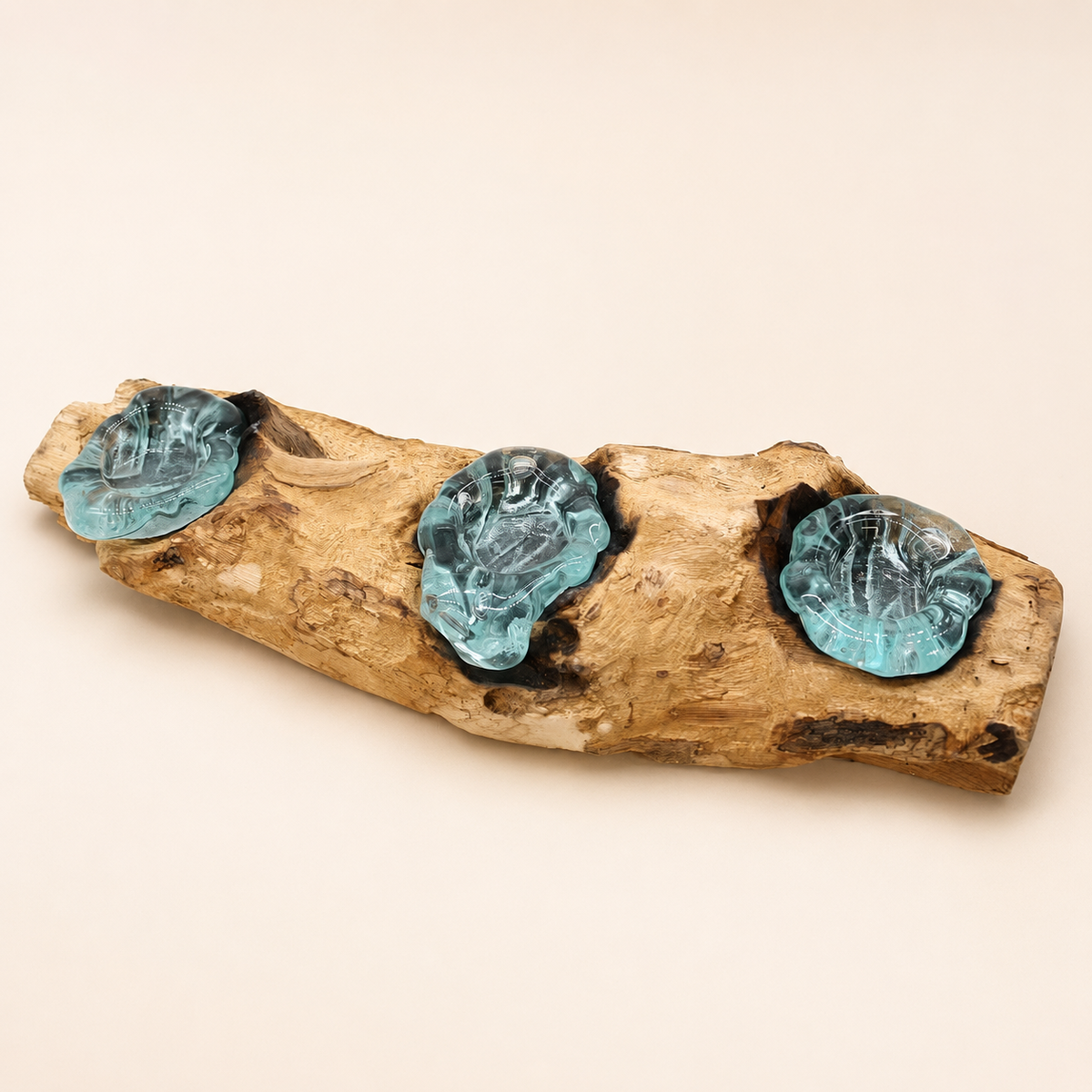Vue en plongée du bougeoir Néria Trio avec ses trois coupelles en verre fondu intégrées au bois Gamal.