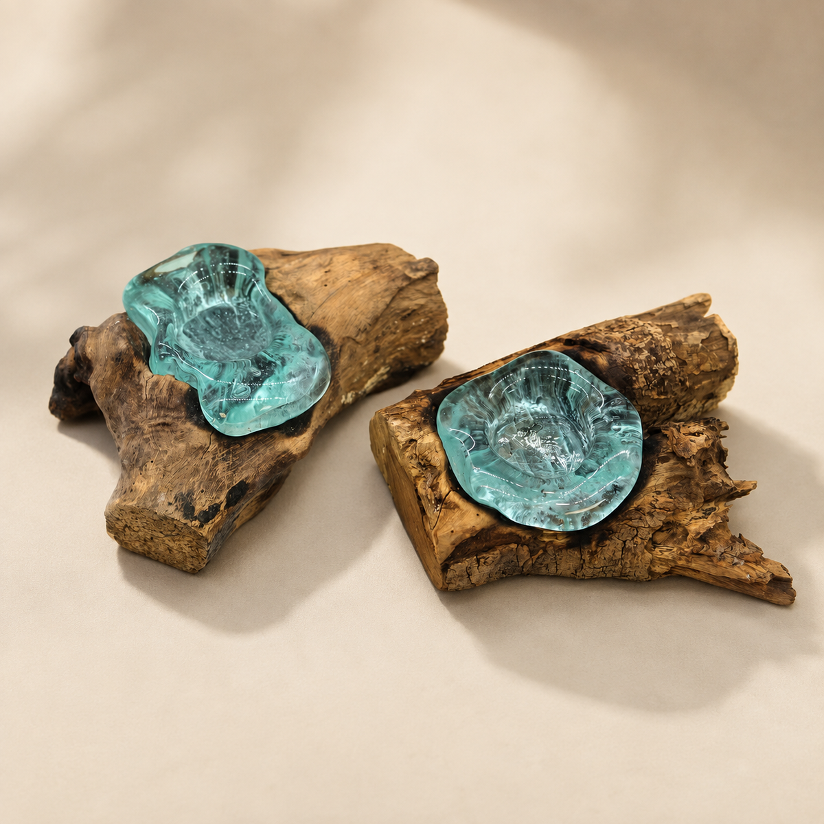 Deux bougeoirs Soléa en verre soufflé sur bois Gamal illustrant les variations naturelles de chaque pièce