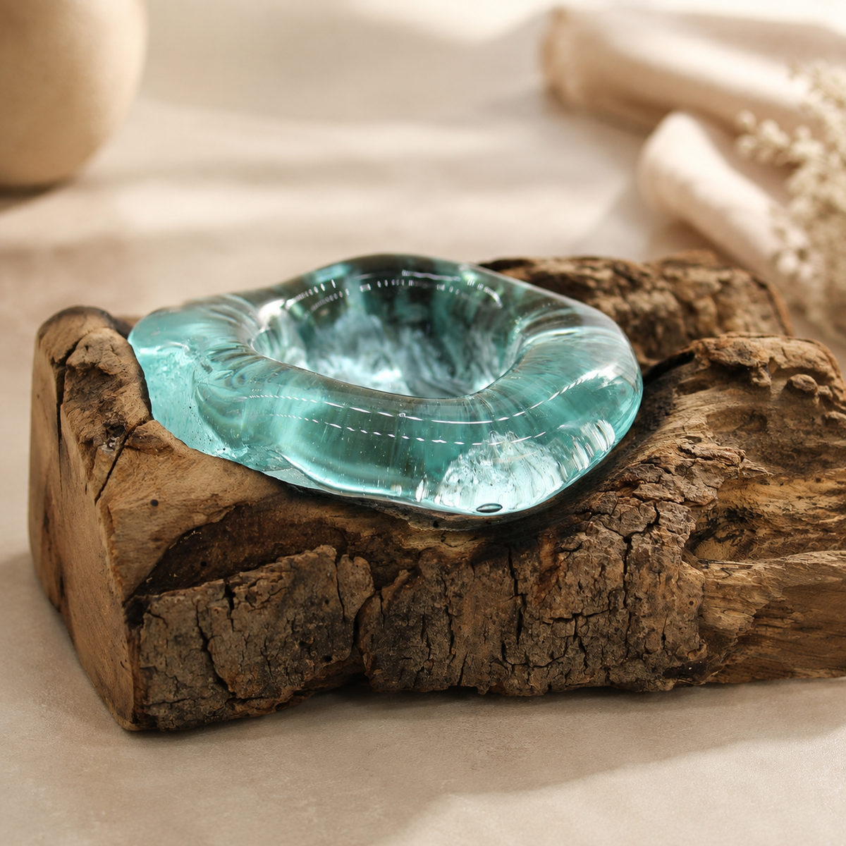 Détail du verre soufflé bleu-vert façonné à chaud sur le bois naturel du Bougeoir Soléa