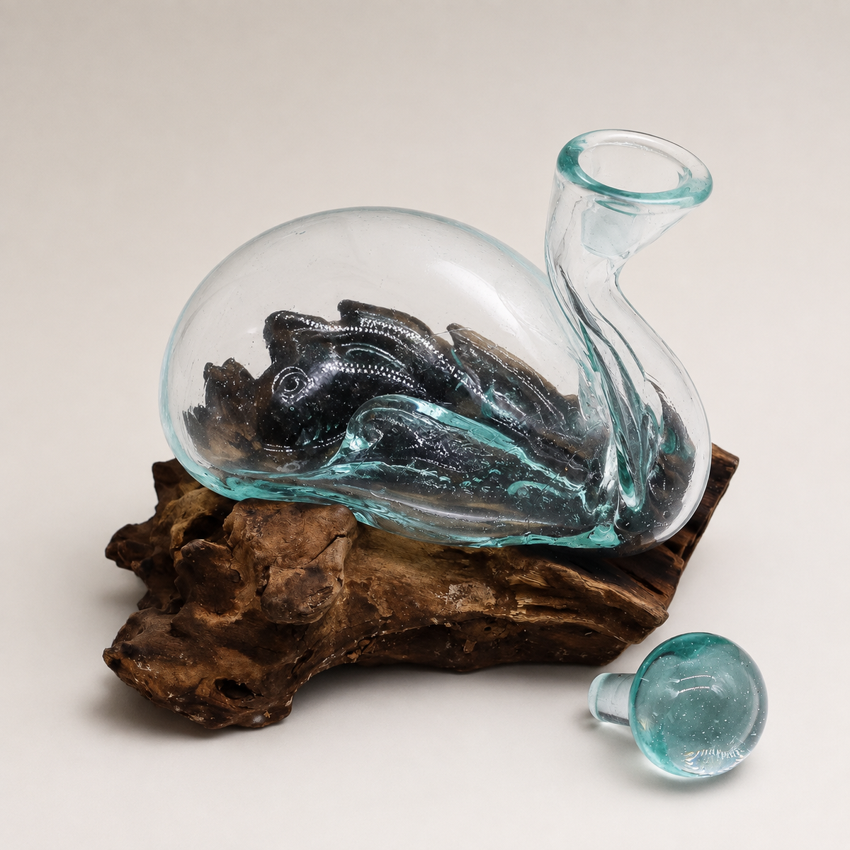 Carafe Elva cygne en verre soufflé sur bois avec bouchon en verre retiré