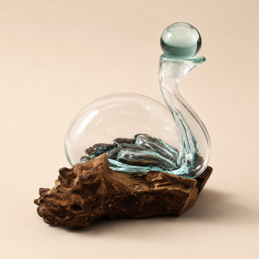Carafe Elva en verre recyclé soufflé en forme de cygne sur base en bois Gamal