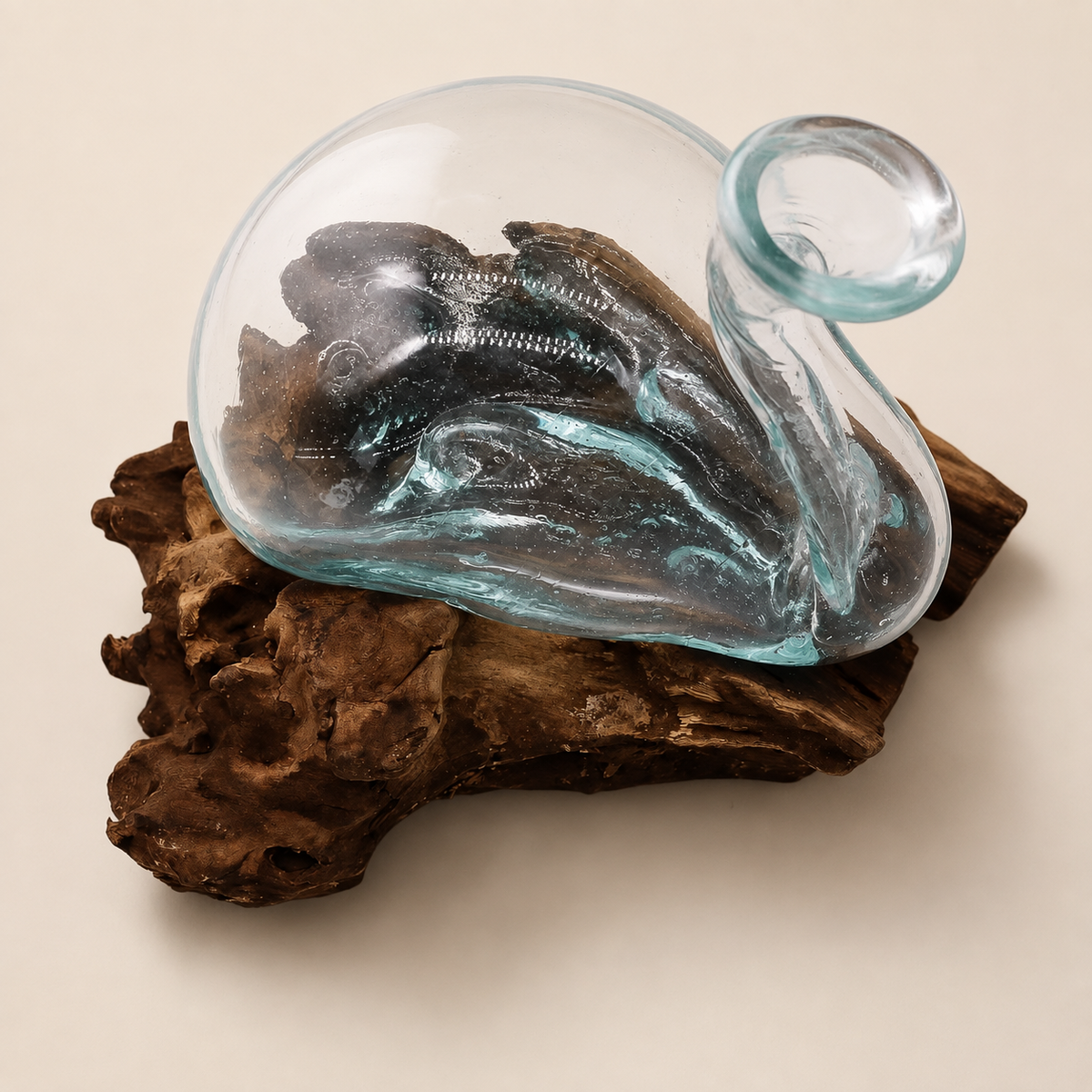Vue de dessus de la Carafe Elva cygne en verre recyclé soufflé sur sa base en bois