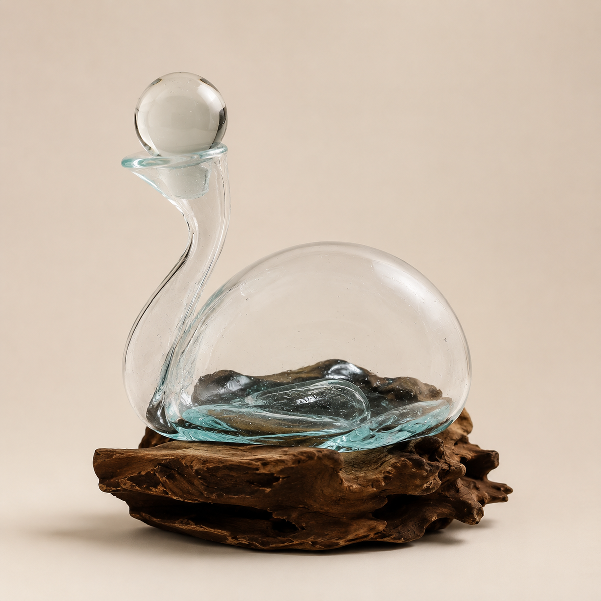 Vue latérale de la Carafe Elva en verre soufflé en forme de cygne sur bois Gamal