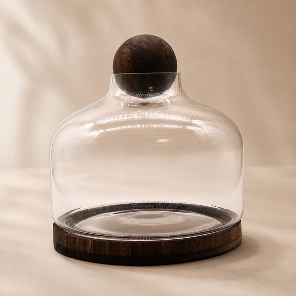 Carafe Liora Amplitude en verre transparent avec base et bouchon sphérique en bois foncé