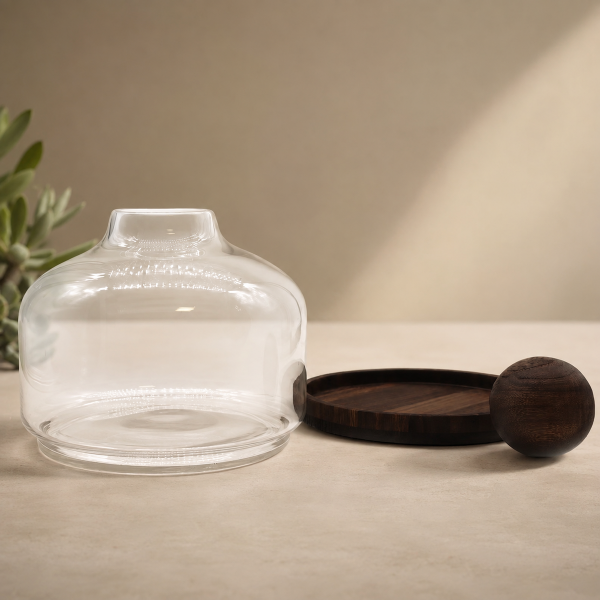 Carafe Liora Amplitude en verre transparent présentée avec son bouchon sphérique en bois foncé