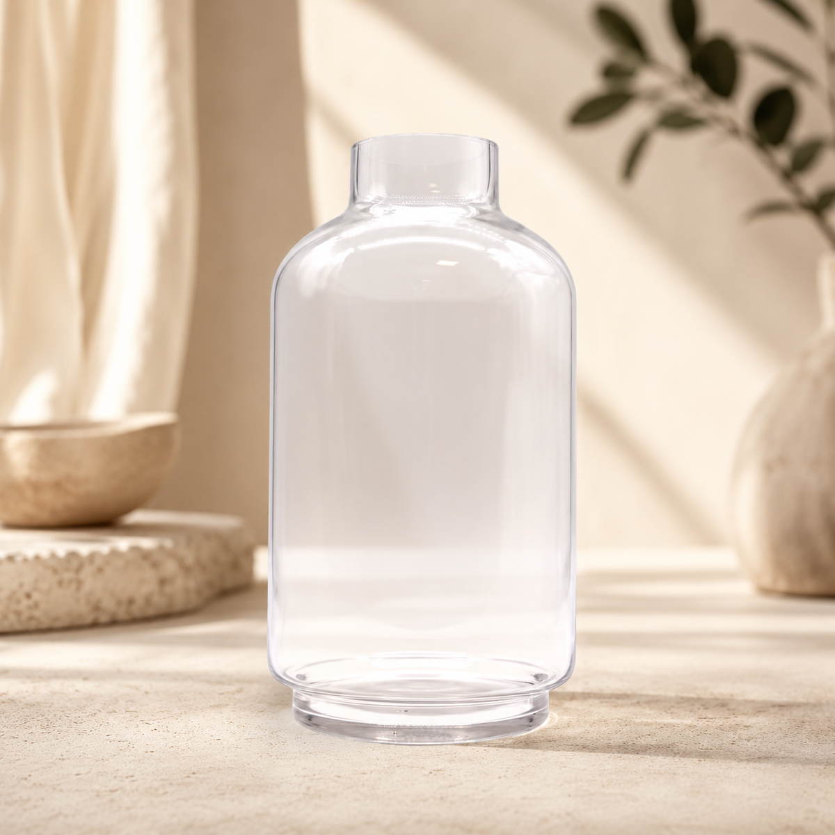 Carafe Liora Élan en verre transparent présentée sans son bouchon dans une ambiance beige lumineuse