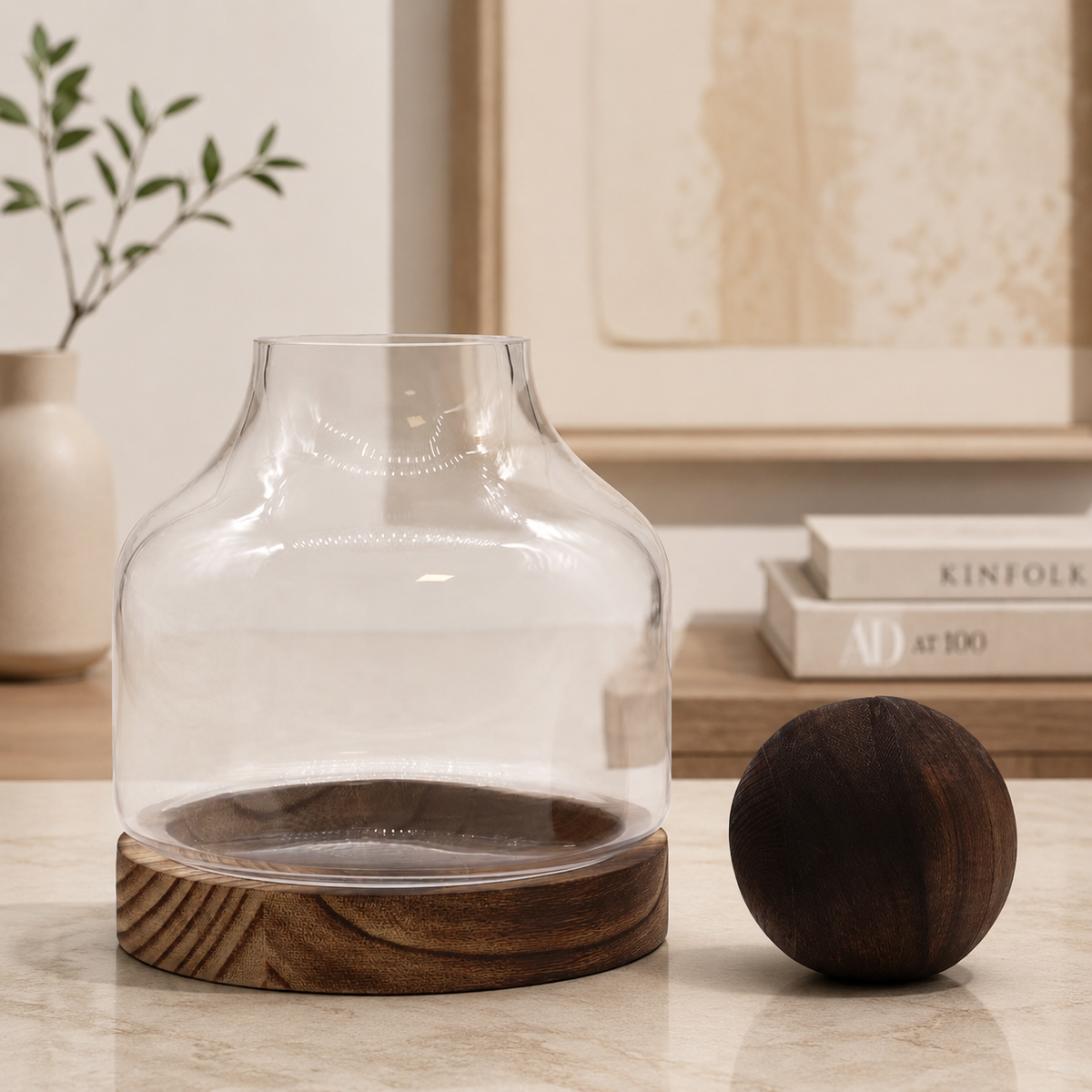 Carafe Liora Équilibre en verre et bois foncé avec bouchon retiré, présentée dans une mise en scène décorative chaleureuse.