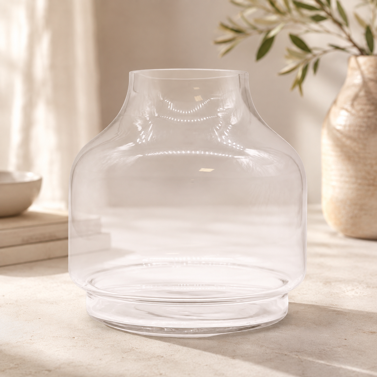 Carafe Liora Équilibre en verre transparent et bois foncé sans bouchon, vue seule sur fond clair.