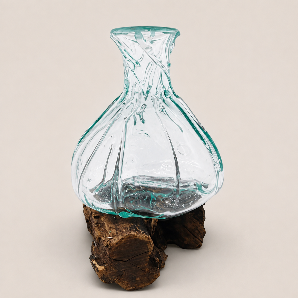 Vue de face de la Carafe Naïa en verre recyclé soufflé sur bois naturel