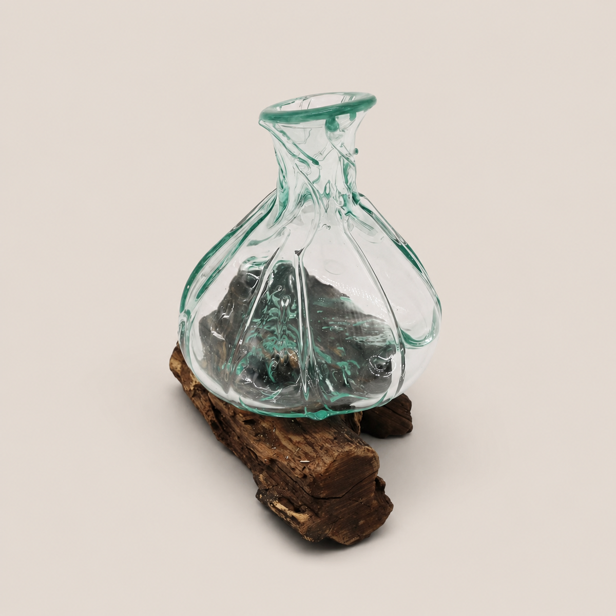 Carafe Naïa en verre soufflé à la main vue de côté sur son support en bois