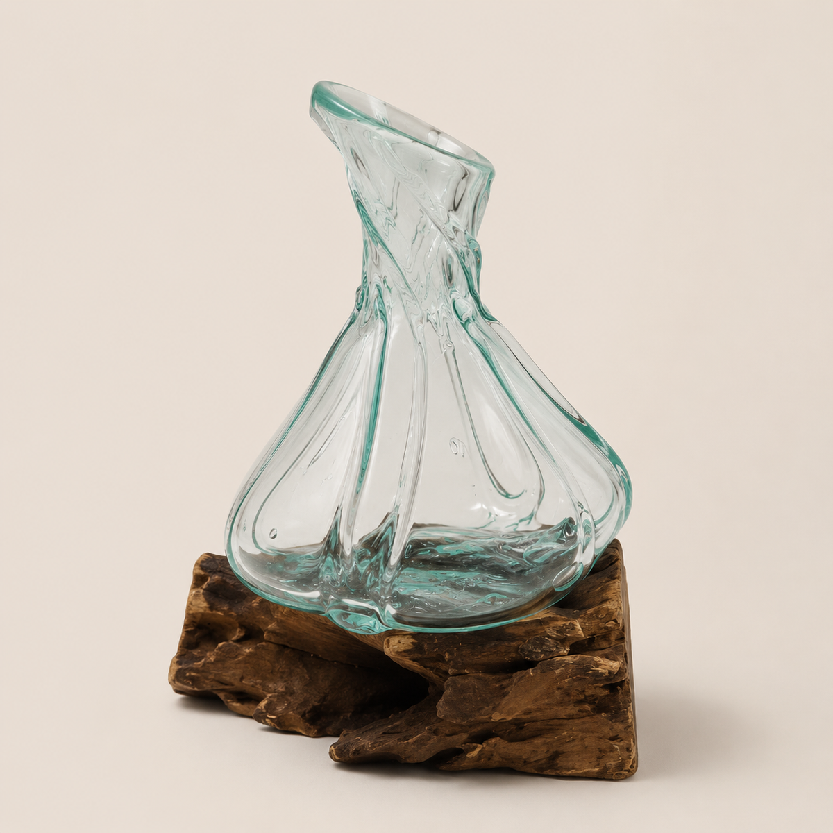Carafe Naïa en verre recyclé soufflé à la main sur base en bois Gamal