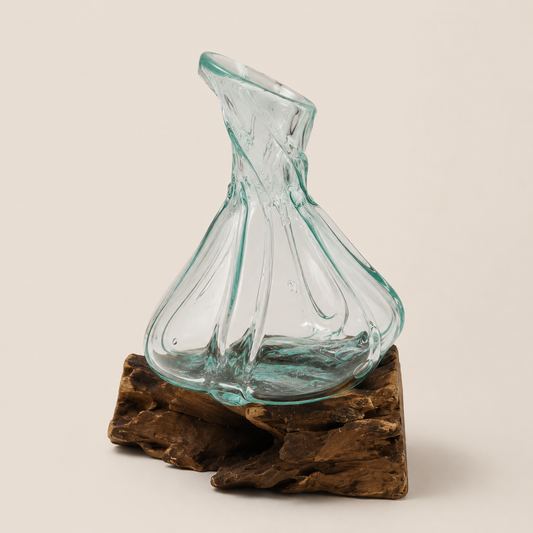 Carafe Naïa en verre recyclé soufflé à la main sur base en bois Gamal