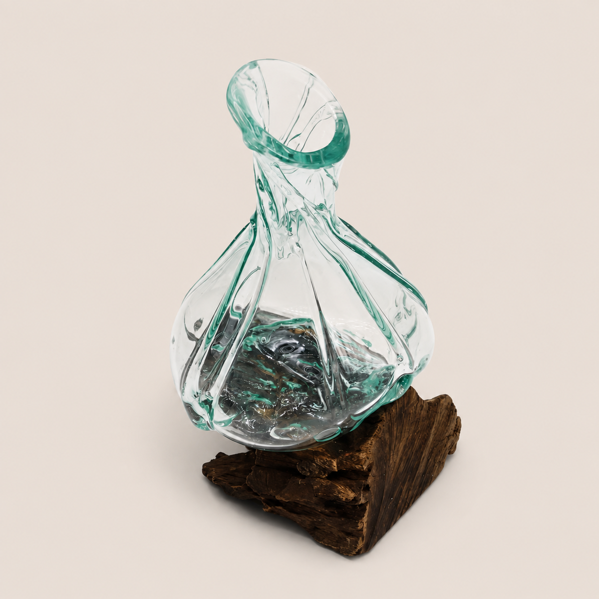 Carafe Naïa en verre recyclé soufflé vue de trois quarts sur sa base en bois naturel