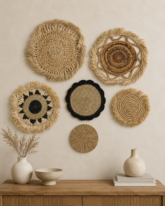 Composition murale Kribo de 6 décorations en fibres naturelles dans un intérieur chaleureux