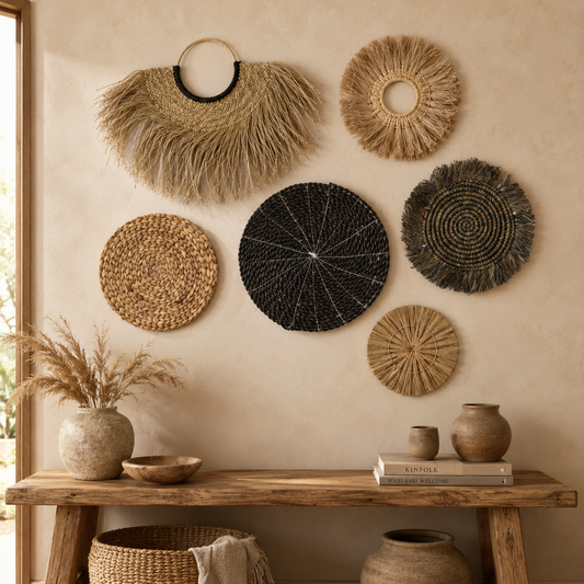 Composition murale Bintang de 6 décorations en fibres naturelles sur un mur