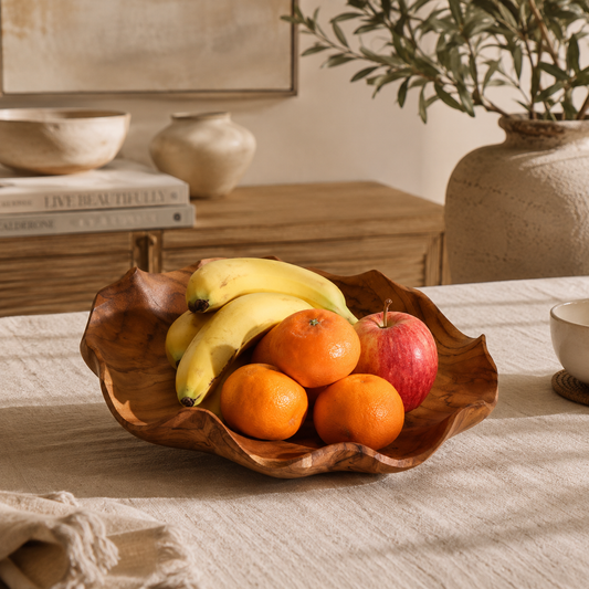 Corbeille Elara en teck aux bords ondulés garnie de fruits sur une table
