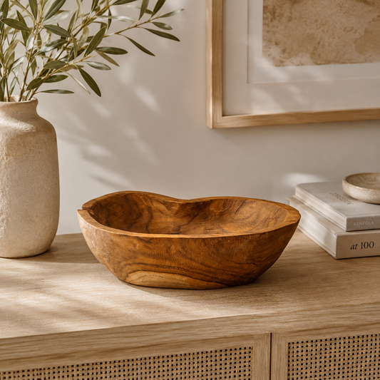 Corbeille Sila en teck naturel exposée sur une console dans un intérieur chaleureux