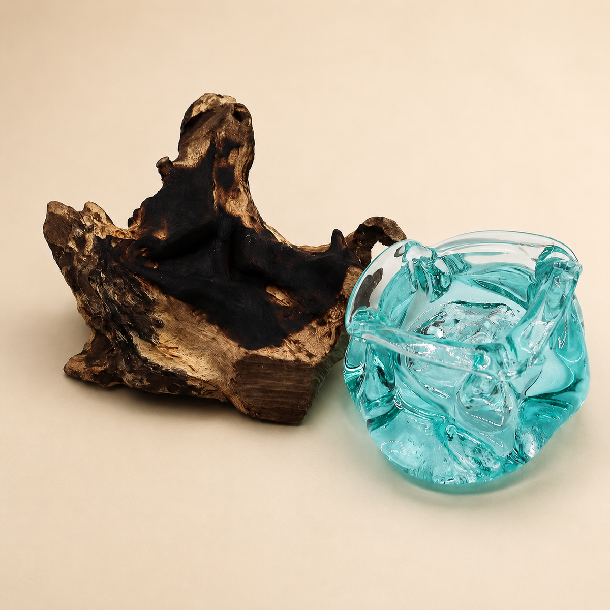 Coupelle Aroa avec contenant en verre soufflé bleu-vert présenté séparément de sa base en bois Gamal